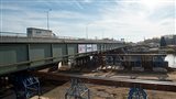Železniční most přes Labe v Pardubicích stavební firma posunula o 18 metrů