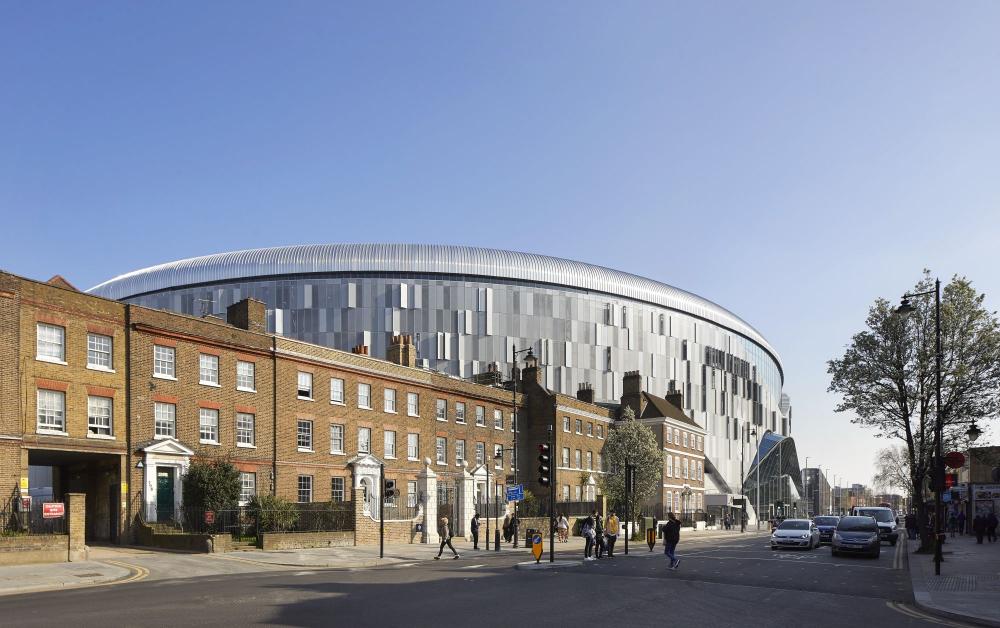 aky-stadion-postavil-kmotrik2