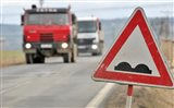 Děravá silnice spojuje Jizerky a Krkonoše, bez dotace nová nebude