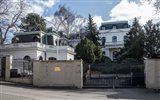 Praha chce zrušit parkovací místa u ruské ambasády, Moskva už to udělala    